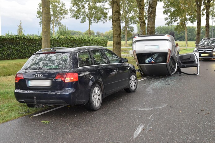 De auto kwam ondersteboven op het wegdek terecht.