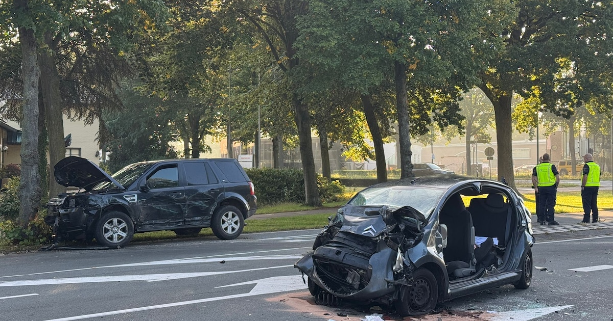 Bestuurder raakt onwel en veroorzaakt aanrijding voor stoplicht in Veghel.