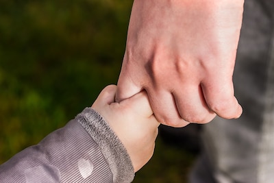 Vrouw en haar drie jonge kinderen (3, 6 en 10 jaar) zwerven 