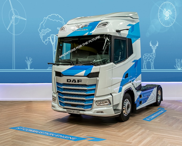 De ' innovatietruck’ van DAF die rijdt op een verbrandingsmotor met waterstof.