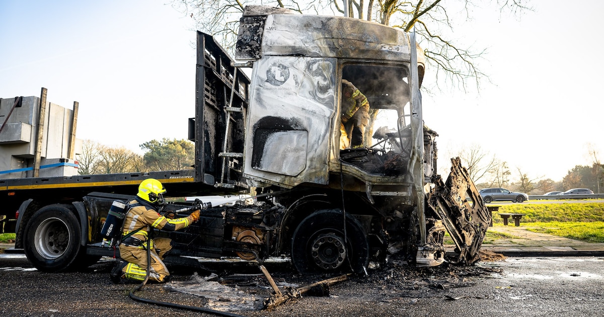 Vrachtwagencabine brandt volledig uit op parkeerplaats A58 bij Tilburg, chauffeur naar het ziekenhui
