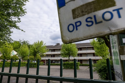 Het mysterie van het gesloten ‘schimmelhotel’ na illegaal sekswerk: gaat het ooit nog open?