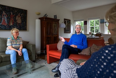 Ongeneeslijk ziek of in de rouw, waar leef je dan nog voor? Geestelijk verzorger Henk zette Jantien en Ariana weer ‘op hun pootjes’, en nog gratis ook