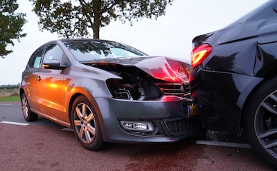 Hard remmende bestuurder zorgt voor botsing tussen twee auto’s in Biezenmortel