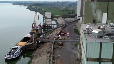 Brand uitgebroken bij veevoederfabriek Covaco in Poederoijen, brandweer schaalt snel op