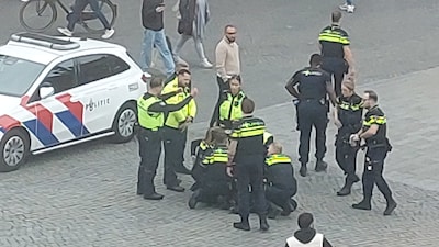 Man valt NS-medewerkster aan op Stationsplein; overmeesterd door tien agenten