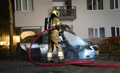 Geparkeerde auto brandt volledig uit na mogelijke aanrijding in Den Bosch