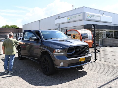 Het parkeren van grote auto’s en werkbussen blijft onderwerp van discussie in Loon op Zand. 