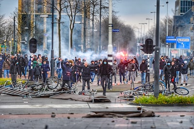 Eindhoven eist volledige schadevergoeding van daders avondklokrellen: ‘Als je één steen gooit, hoor 