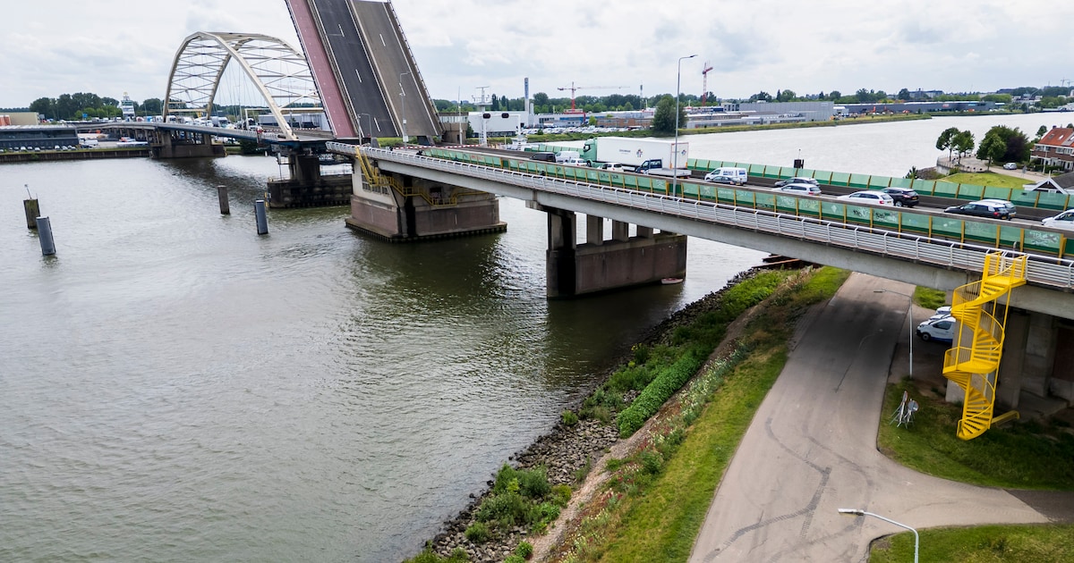 Ongeluk voor Merwedebrug zorgt voor lange file op A27, weg weer vrij.