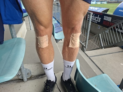 Ook op gewoon gras is het oppassen bij het vieren van treffers, merkt FC Den Bosch-spits Karlsson Gr