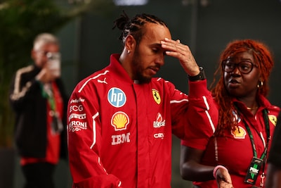 Lewis Hamilton ziet keerzijde van zijn Ferrari-droom: ‘Dit is een nachtmerrie die ik al een poosje beleef’