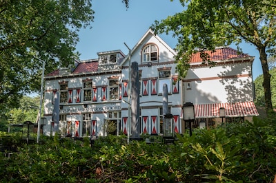 College stemt in met noodopvang in Hotel Boschoord: voor één jaar