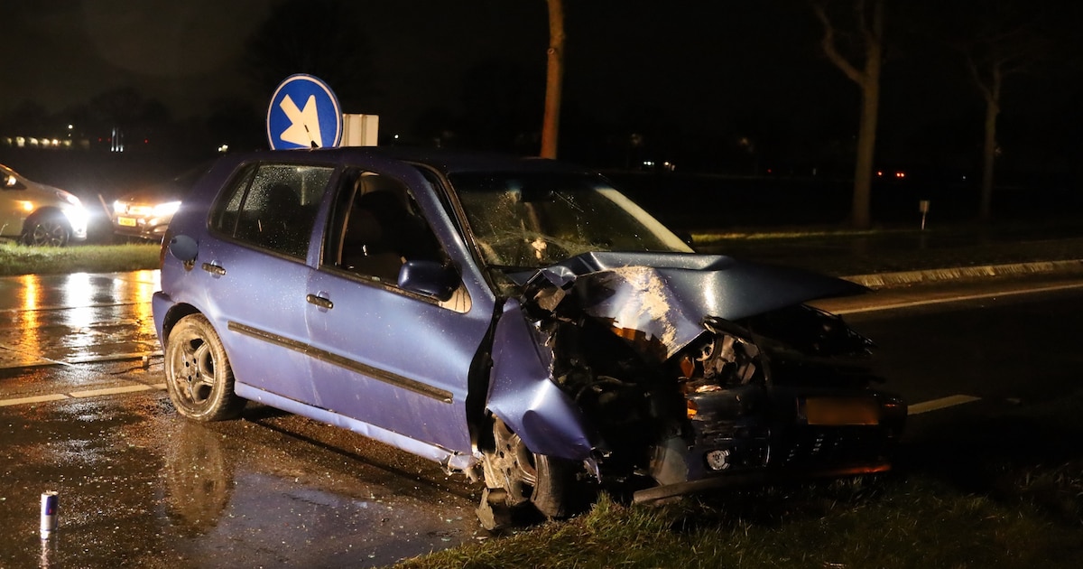 Automobilist rijdt hard tegen verkeersbord in Zeeland: auto total loss