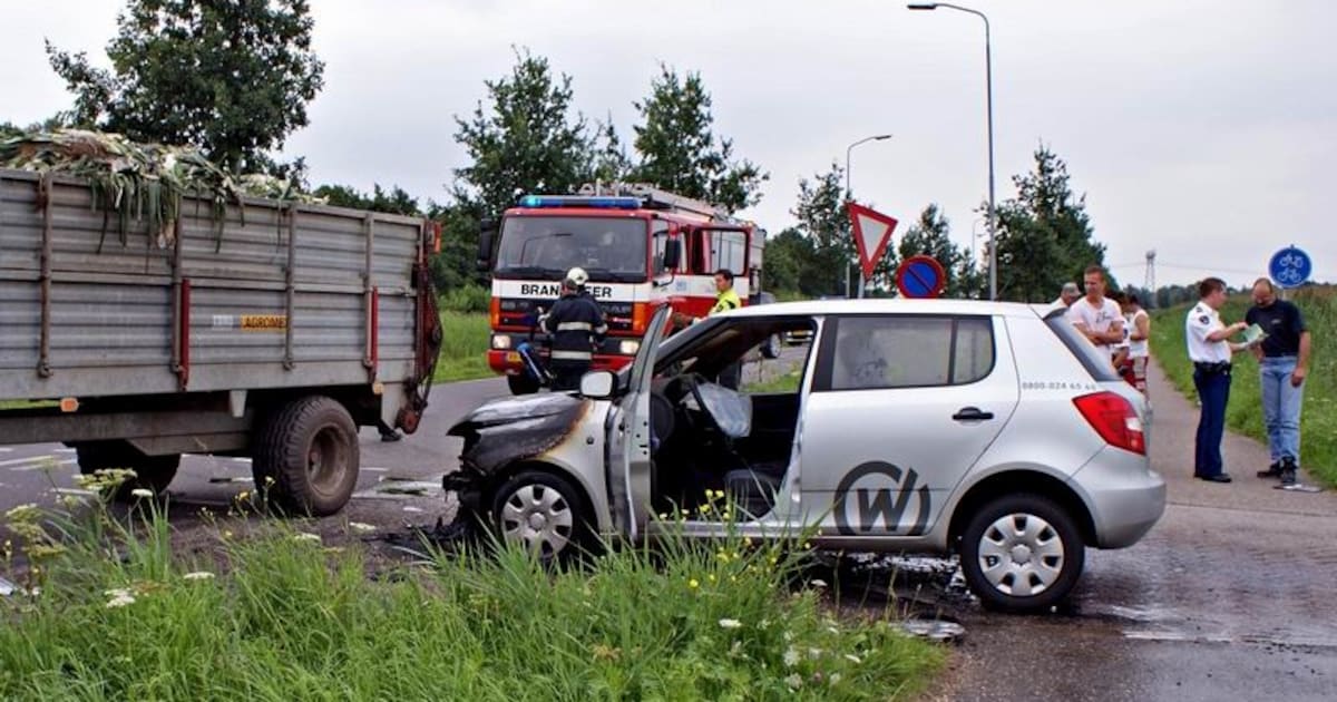Auto in brand bij ongeval Haarsteeg