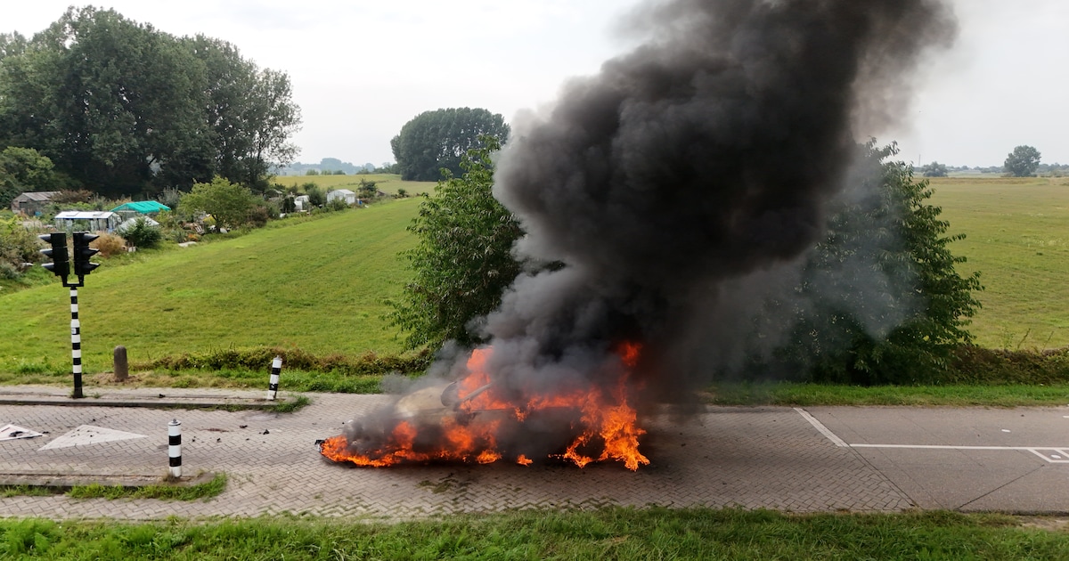 Elektrische auto verwoest door enorme brand nadat blokkeerblok in de weg plots omhoog komt in Engele