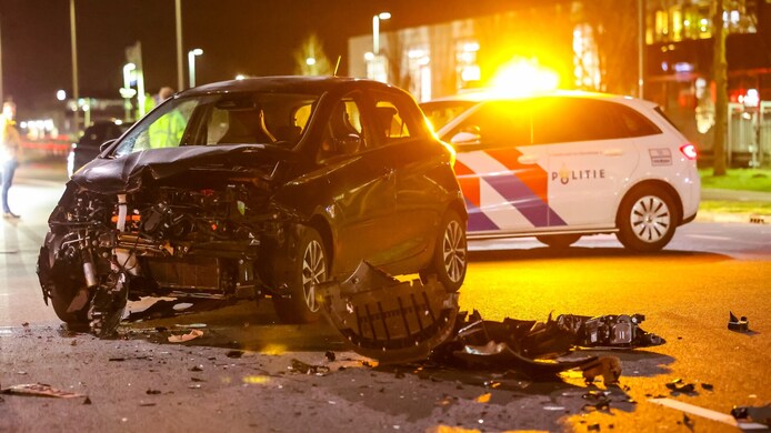Veel schade bij een botsing op een kruispunt in Oss.