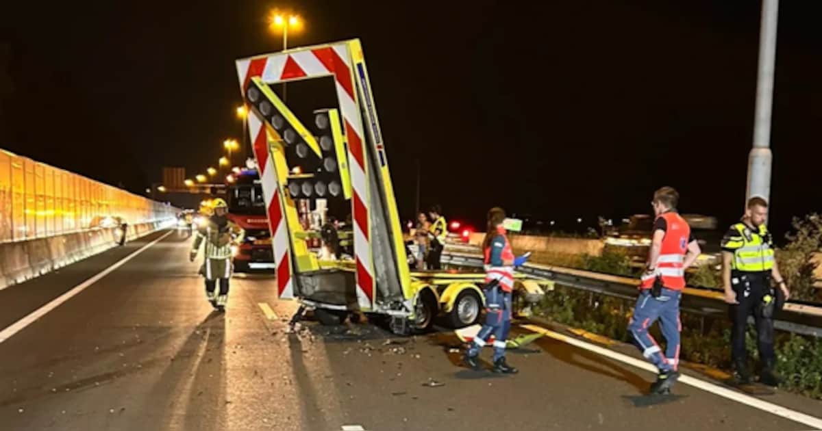 Automobilist ziet pijlwagen op A27 over het hoofd en botst ertegenaan