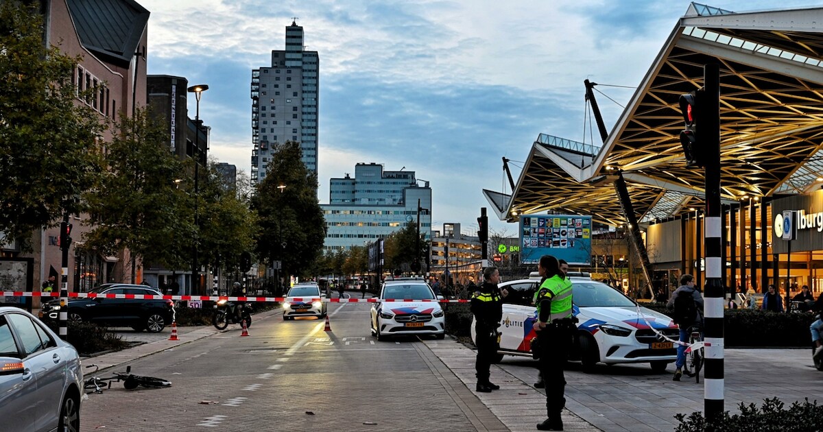 Fietser zwaargewond bij botsing met taxi voor het station in Tilburg.