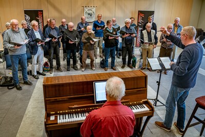 Made’s Mannenkoor zingt een toontje lager door oppassende senioren: ‘Ze worden volledig opgeslokt do