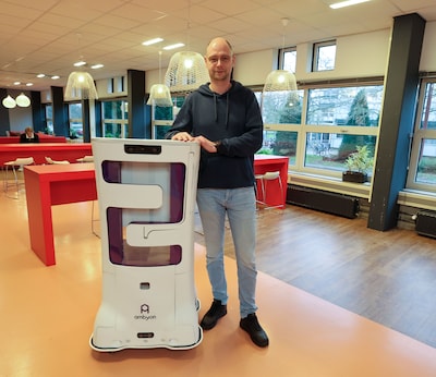 Robot die met ‘mensenogen’ kan kijken, moet zorg ontlasten: ‘Meer tijd voor handen aan het bed’