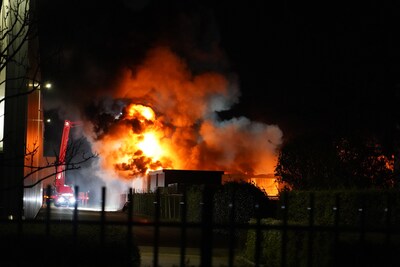 Monteur (20) loopt brandwonden op bij grote brand in loods van autobedrijf in Raamsdonksveer