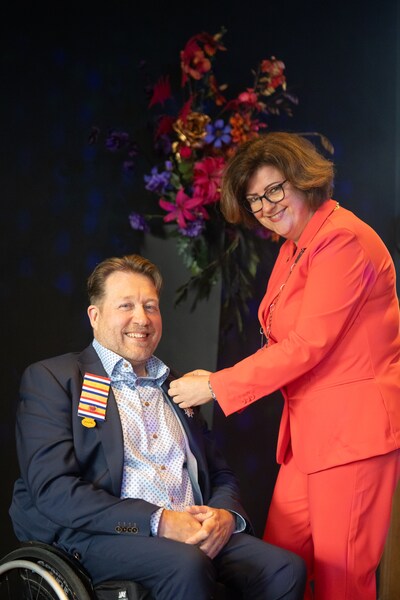 Duizendpoot Dingeman Knaap, de man achter de lintjes, zelf verrast met een onderscheiding
