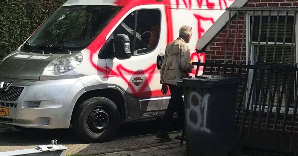 Kees (63) terroriseerde jarenlang iedereen in zijn straat, nu zwerft hij rond in zijn bus: ‘Mijn lev