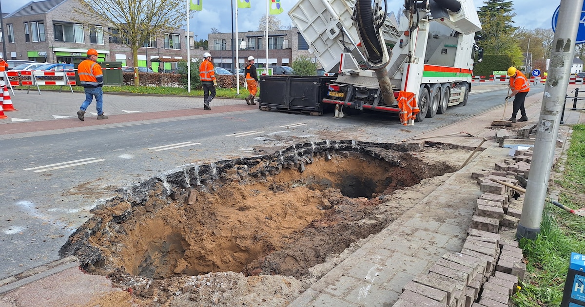 Groot sinkhole in Waardenburg mogelijk ontstaan door werkzaamheden, weg pas in avond weer open