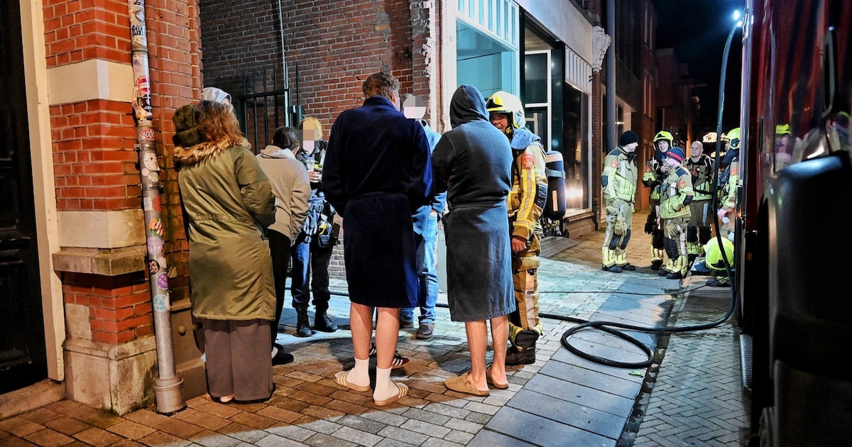 Gewonde bewoner ontsnapt uit brandend appartement in Tilburg, buurtwoningen ontruimd