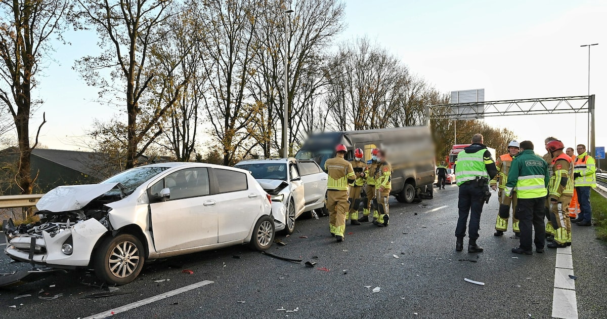 Botsing tussen twee bestelbussen en een auto op de A65 zorgt voor vertraging richting Den Bosch.