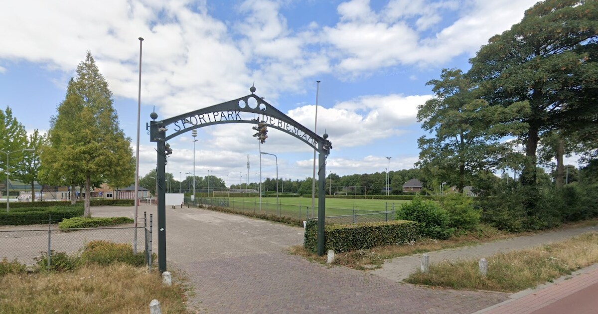 Bizar ongeval in amateurvoetbal, speler valt met hand in balk met pinnen: ‘We hadden hier nooit moge