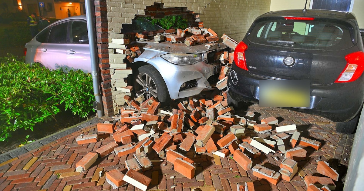 Auto rijdt door muur van carport in Heeze, ook geparkeerde wagen heeft veel schade