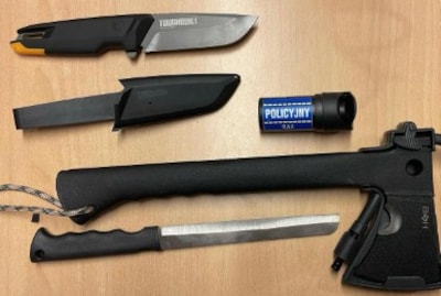 Pepperspray, mes én handbijl: man betrapt met wapens op parkeerplaats bij Eindhoven Airport