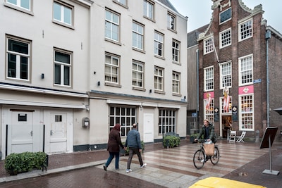 Man bewusteloos geschopt bij uitgaansgelegenheid in Karrenstraat Den Bosch: politie zoekt geweldpleg