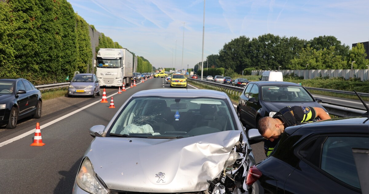 Twee vrouwen raken gewond bij botsing met drie auto’s op A59 bij Vlijmen