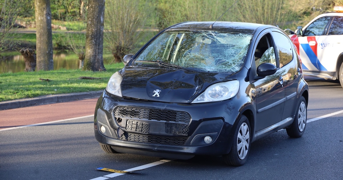 Fietser belandt op de voorruit van auto bij botsing in Uden, slachtoffer naar het ziekenhuis