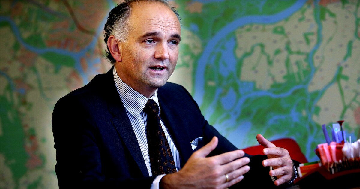 In opspraak geraakte provinciedirecteur nog niet aan de slag in Zuid ...