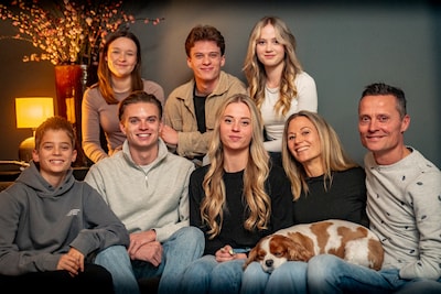 Tilburgse tiener Zahr is TikTok-sensatie met zangvideo’s met hele familie: ‘Mijn droom is de Ziggo Dome’