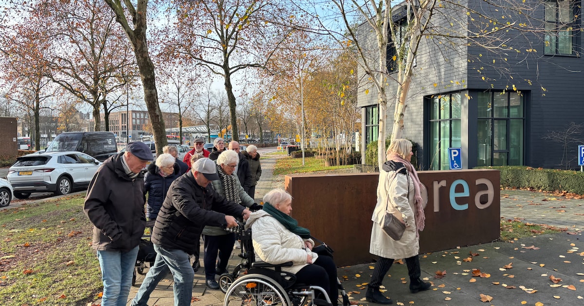 In colonne naar het hoofdkantoor: ouderen uit Udense flat eisen warmte en worden gehoord