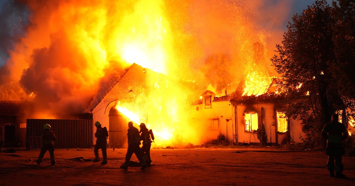 Grote brand verwoest woning en schuur in Hulten