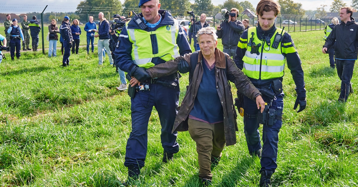 Vijf vredesdemonstranten aangehouden bij Navo-oefening Vliegbasis ...