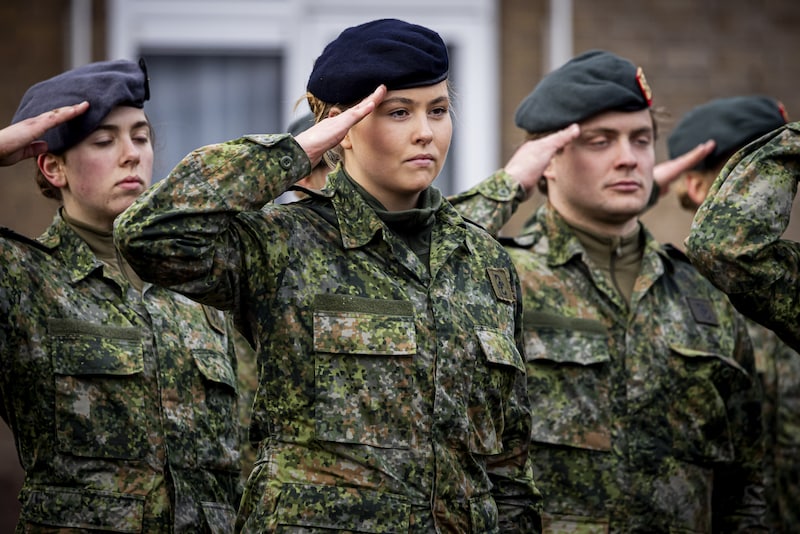 prinses-amalia-draagt-haar-baret