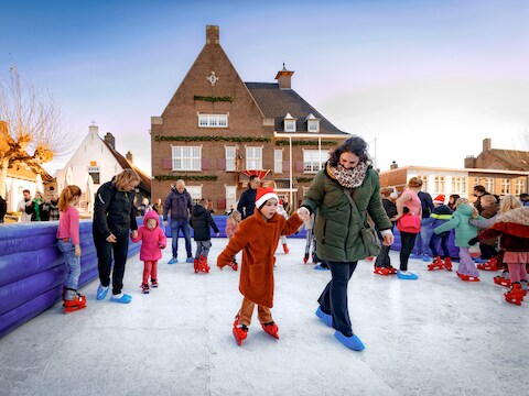 De ijsbaan zal aanzienlijk groter zijn dan de schaatsbaan die tijdens de kerstmarkt in 2023 op de Markt lag.