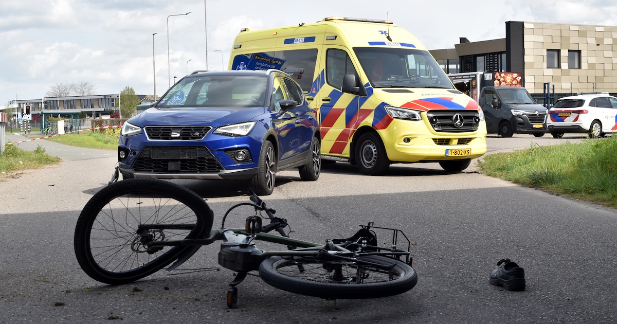 Fietser naar ziekenhuis gebracht na botsing met auto in Velddriel