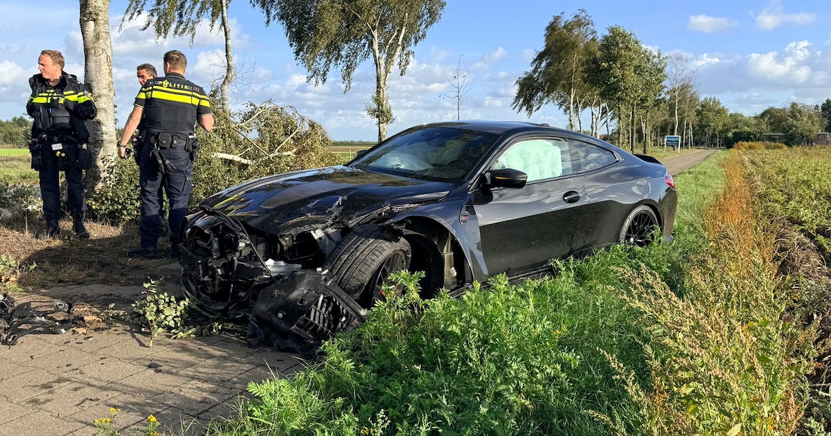 Automobilist crasht tegen boom en belandt in berm in uden