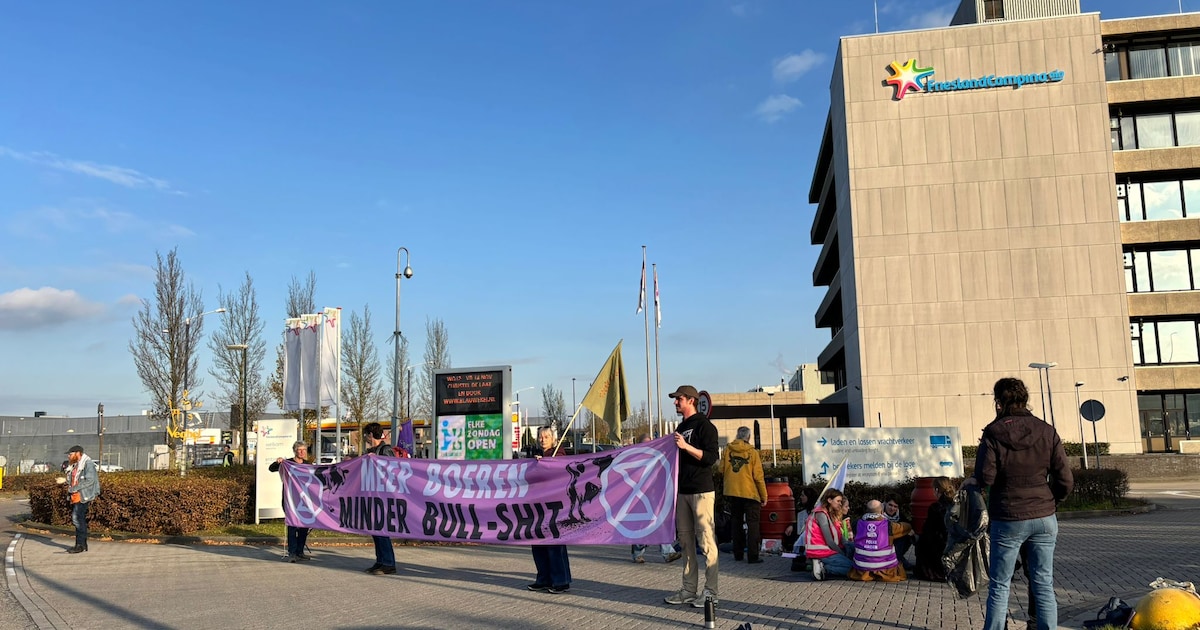 Extinction Rebellion blokkeert ingangen van zuivelfabriek in Veghel