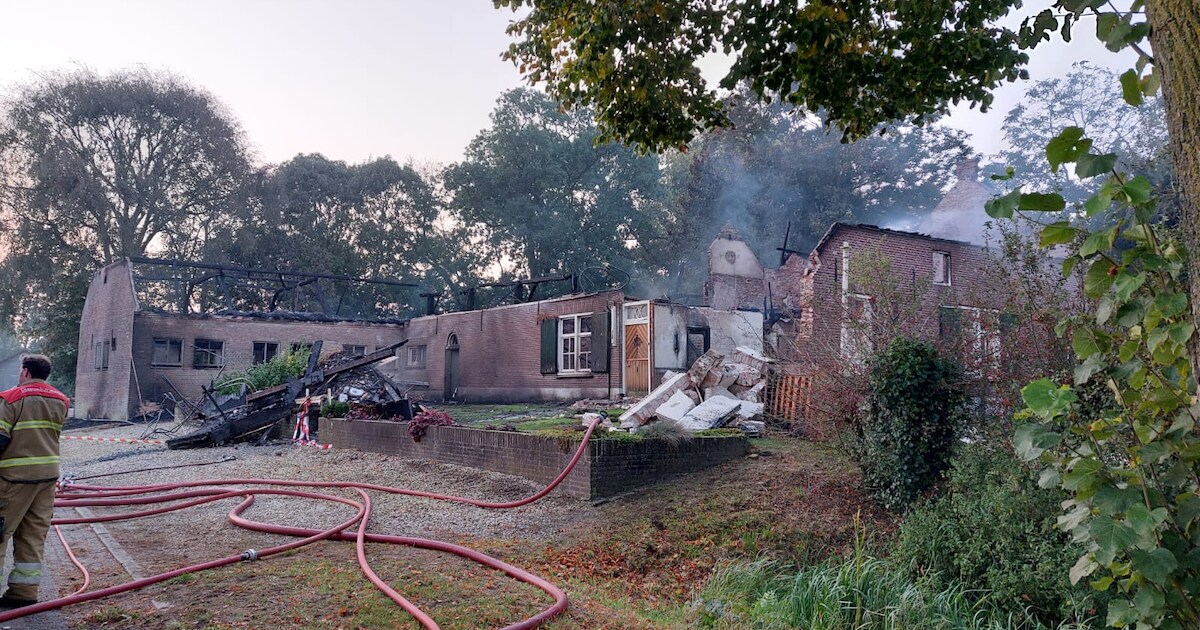 Brandweer rukt uit voor brand in leegstaande boerderij in Teeffelen, oorzaak nog niet bekend