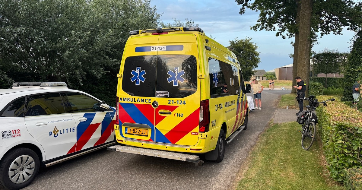 Aanrijding tussen motor en auto op A1: een persoon naar het ziekenhuis.