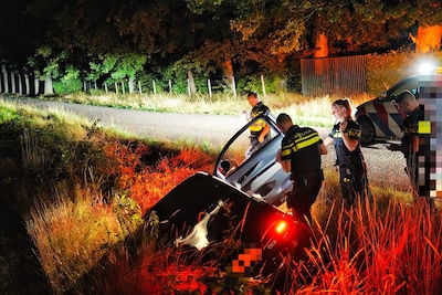 Auto belandt in diepe greppel in Hulten, politie onderzoekt mogelijk alcoholgebruik